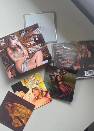 Deluxe the life of a showgirl ‘it’s beautiful’ edition CD with exclusive photos on glossy print, condition: Good, £15.00, £16.45 includes Buyer Protection