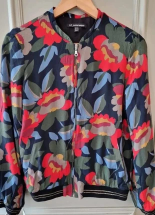Bomber femme motif floral zara en bon état, marque: Zara, état: Bon état, taille: S / 36 / 8, 17,00 €, 18,55 € Protection acheteurs incluse