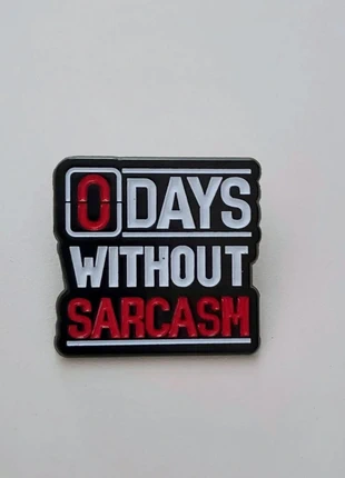 Spilla Pin smaltata "0 days without sarcasm", marque: spilla divertente, état: Neuf avec étiquette, 5,00 €, 5,95 € Protection acheteurs incluse