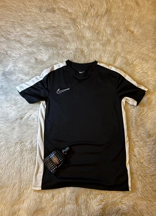 Nike Shirt für Kinder, merk: Nike, staat: Heel goed, maat: XS, € 3,00, € 3,85 inclusief Kopersbescherming