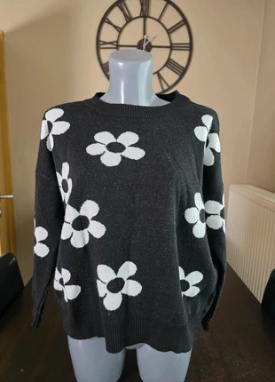 Pull noir à fleurs blanches – ELA – Taille M, merk: Ela, staat: Heel goed, maat: M / 38 / 10, € 8,00, € 9,10 inclusief Kopersbescherming