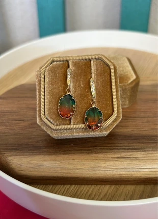 Orecchini in acciaio placcato oro con pendente cristallo a goccia sfumato verde arancione, brand: Gioielli, condizioni: Nuovo senza cartellino, €9.00, €10.15 include la Protezione acquisti