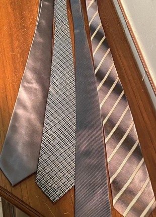 4 gravatas usadas, merk: Bom, staat: Heel goed, € 10,00, € 11,20 inclusief Kopersbescherming