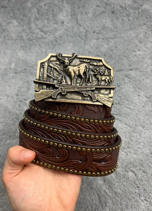 Western Style Embossed Leather Belt with Deer & Rifle Buckle, brand: Vintage Dressing, condizioni: Nuovo senza cartellino, taglia: Regolabile, €22.90, €24.75 include la Protezione acquisti