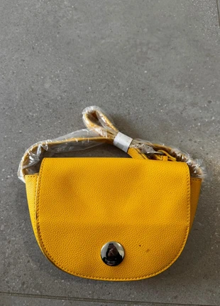 Sac à bandoulière jaune, bon état mais il y a des tâches à nettoyer 20x11cm, marque: sans marque, état: Bon état, 3,50 €, 4,38 € Protection acheteurs incluse