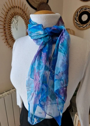 Foulard écharpe en soie 150x35 cm bleu/violet à motifs fleurs romantique vintage, merk: Vintage, staat: Heel goed, € 6,00, € 7,00 inclusief Kopersbescherming Pro
