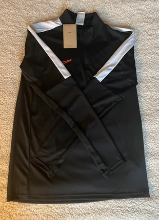 Haut de sport Nike running, marke: Nike, zustand: Neu, mit Etikett, größe: M, 20,00 €, 21,70 € inklusive Vinted-Käuferschutz