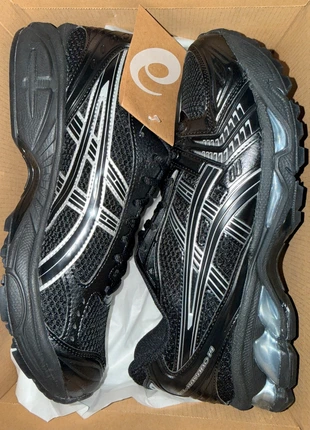 Asics Gel-Kayano 14- Taille 42,5, marca: Asics, estado: Novo com etiquetas, tamanho: 42,5, €80.00, €84.70 inclui Proteção do Comprador