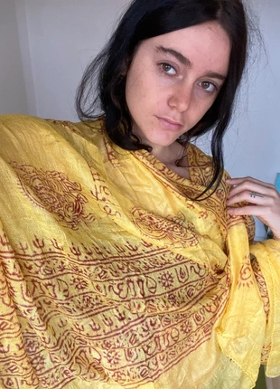 Om scarf yellow, merk: Hippie, staat: Nieuw zonder prijskaartje, € 9,00, € 10,15 inclusief Kopersbescherming