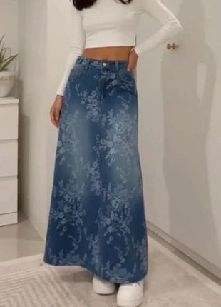 Jupe longue en jean bleu à motifs floraux délavés Taille M, marca: phenomeca, estado: Muito bom, tamanho: M / 38 / 10, €55.00, €58.45 inclui Proteção do Comprador