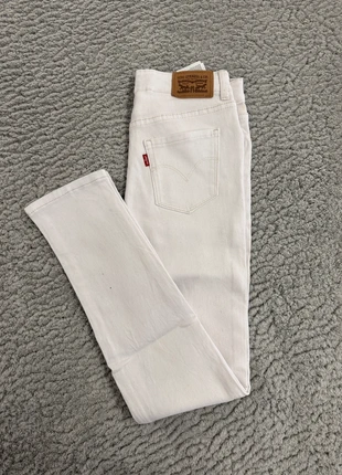 Jean Levi’s 711 Vintage 00s blanc - Skinny Fit - W23L28 (FR32/34), marque: Levi's, état: Très bon état, taille: XS / 34 / 6, 28,50 €, 30,63 € Protection acheteurs (Pro) incluse