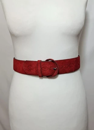 Ceinture rouge en croûte de cuir daim avec motifs brodés des années 70-80, merk: Vintage, staat: Heel goed, maat: 80 cm, € 12,00, € 13,30 inclusief Kopersbescherming Pro