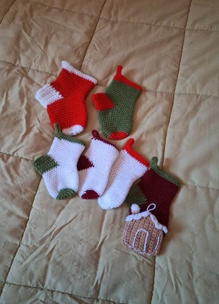 Chaussettes de noel fait main au crochet et maison en pain d'épice, marque: Fait Main, état: Neuf sans étiquette, 17,00 €, 18,55 € Protection acheteurs incluse