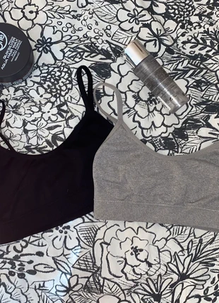 Lots de 2 Brassiere de sports noir et grise, marque: sansnom., état: Neuf sans étiquette, taille: 75B, 2,00 €, 2,80 € Protection acheteurs incluse