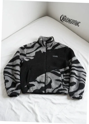 🧶 Pull court gris clair en maille torsadée style Classique/Grunge à col V, brand: friperie, condizioni: Ottime, taglia: M / IT 42 / EU 38, €52.90, €56.25 include la Protezione acquisti