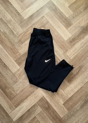 Bas Nike running noir - Taille M, marque: Nike, état: Neuf sans étiquette, taille: M, 45,00 €, 47,95 € Protection acheteurs incluse