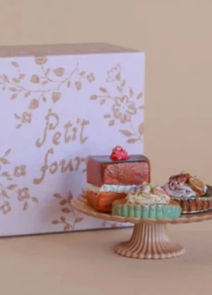 Maileg petit fours / taart plateau nieuw in mooi doosje, merk: Maileg, staat: Nieuw met prijskaartje, maat: Universeel, € 25,00, € 26,95 inclusief Kopersbescherming