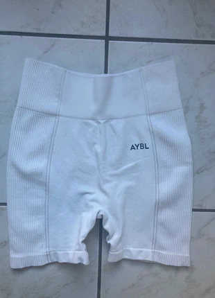 Short AYBL taille S couleur blanc, merk: AYBL, staat: Heel goed, maat: S / 36 / 8, € 15,00, € 16,45 inclusief Kopersbescherming Pro