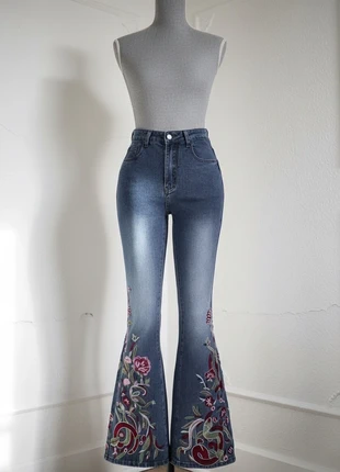Jean flare broderies florales vintage, marke: friperie, zustand: Sehr gut, größe: M / 38 / 10, 49,90 €, 53,10 € inklusive Vinted-Käuferschutz