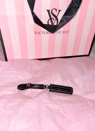 charm portachiavi in similpelle nero e oro Victorias Secret, marque: Victoria's Secret, état: Neuf sans étiquette, 12,00 €, 13,30 € Protection acheteurs incluse