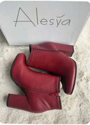 Bottines rouges Alesya à talon carré femme pointure 36, merk: Alesya, staat: Nieuw zonder prijskaartje, maat: 36, € 19,00, € 20,65 inclusief Kopersbescherming Pro