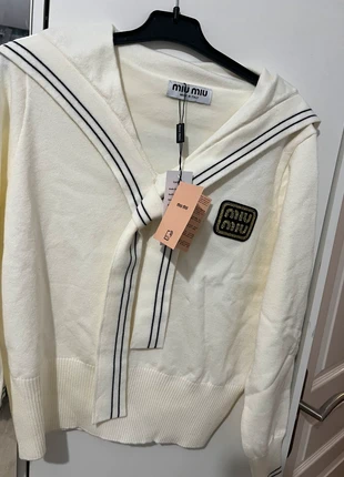 Pull miu miu blanc avec détaille sur les épaules, marque: Miu Miu, état: Neuf avec étiquette, taille: S / 36 / 8, 110,00 €, 116,20 € Protection acheteurs incluse