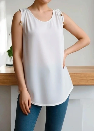 Blusa blanca con frunce en los hombros 🤍, merk: Local, staat: Heel goed, maat: S / 36 / 8, € 5,00, € 5,95 inclusief Kopersbescherming