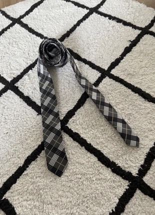 Like new black grey ruit checked tie stropdas print slim fit H&M Man 4,5cm gravata cravate corbata, merk: H&M, staat: Heel goed, € 10,99, € 12,24 inclusief Kopersbescherming