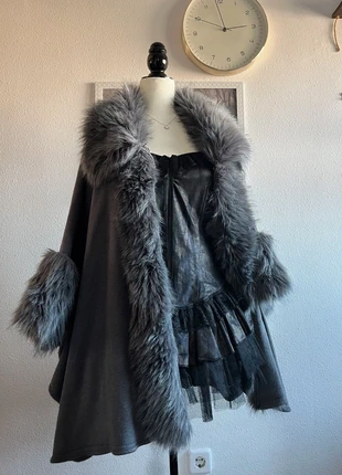 Glam Goth Faux Fur Cape – Grey Winter Poncho, Y2K Witchy Luxe Aesthetic, marque: Vintage Dressing, état: Très bon état, taille: Taille unique, 78,00 €, 82,60 € Protection acheteurs incluse