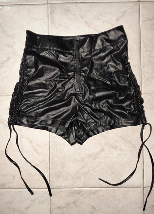 Pantaloncini in pelle a vita alta, brand: Shein, condizioni: Ottime, taglia: M / IT 42 / EU 38, €3.00, €3.85 include la Protezione acquisti