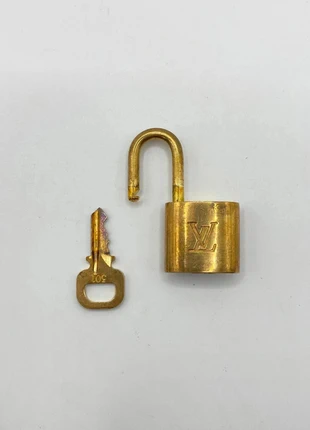 Louis Vuitton cadenas + clé vintage / padlock – accessoire iconique, merk: Louis Vuitton, staat: Heel goed, € 44,90, € 47,85 inclusief Kopersbescherming