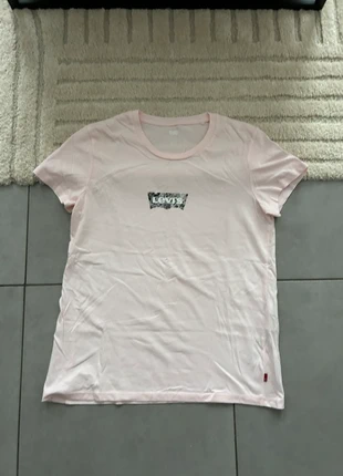 T-shirt Levi’s 🌸 - Taille S, marque: Levi's, état: Très bon état, taille: S / 36 / 8, 4,00 €, 4,90 € Protection acheteurs incluse
