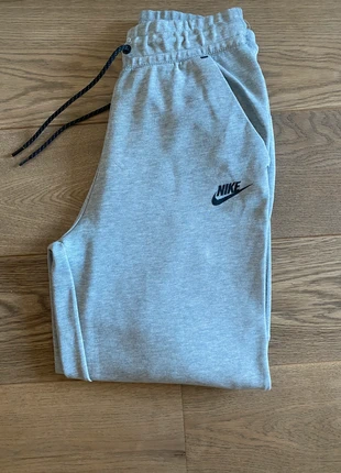 Jogging Nike tech gris XS, merk: Nike, staat: Heel goed, maat: XS / 34 / 6, € 24,90, € 26,85 inclusief Kopersbescherming