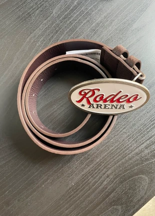 Cintura rodeo, marque: Bershka, état: Très bon état, taille: 110 cm, 5,00 €, 5,95 € Protection acheteurs incluse