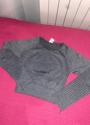 Top corto grigio sportivo a maniche lunghe, état: Neuf sans étiquette, taille: Taille unique, 2,65 €, 3,48 € Protection acheteurs incluse