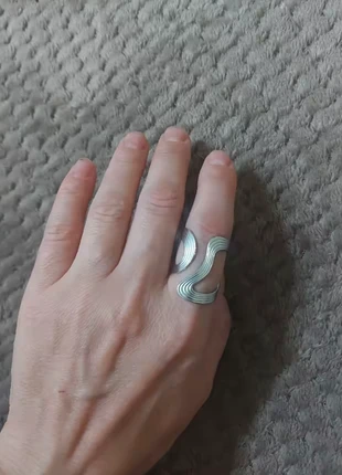 Silver wide sculptural wavy statement ring, marque: Vintage Love, état: Très bon état, taille: Ajustable, 26,00 €, 28,00 € Protection acheteurs incluse