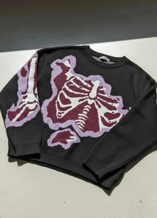 Pull Oversize Graphique Violet Noir – Streetwear / Automne-Hiver / Unisexe / Casual Trendy, marque: skeletton, état: Très bon état, taille: M, 39,99 €, 42,69 € Protection acheteurs incluse