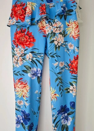 Pantalón floral azul con volante en la cintura | Estilo elegante y primaveral | Mujer, brand: Cayro, condizioni: Nuovo con cartellino, taglia: S / IT 40 / EU 36, €8.00, €9.10 include la Protezione acquisti