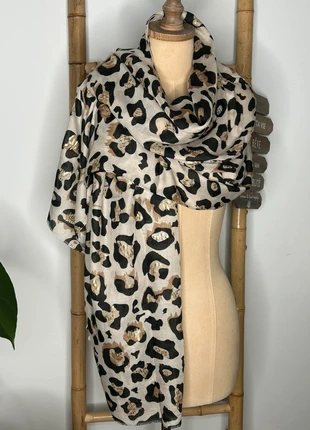 Grand foulard léopard beige et doré, brand: Boutique Parisienne, condizioni: Ottime, €14.00, €15.40 include la Protezione acquisti Pro