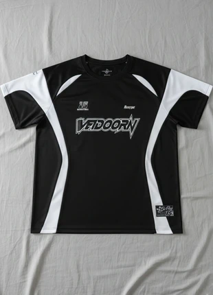 T-shirt Noir et Blanc Sportif Style Streetwear Graphique "Vedoorn" Moderne et Confortable, marque: Vintage Dressing, état: Très bon état, taille: L, 34,99 €, 37,44 € Protection acheteurs incluse