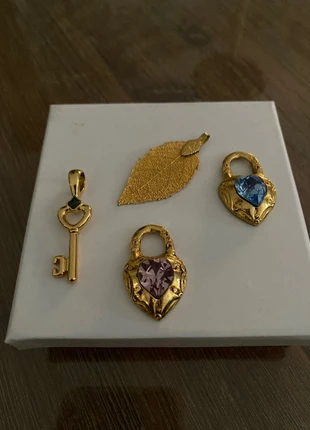 Lot 4 pendentifs dorés femme, état: Très bon état, 4,00 €, 4,90 € Protection acheteurs incluse