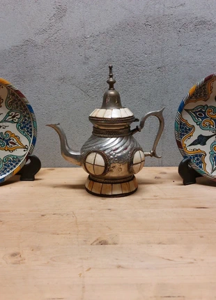 2 Marokkaanse handbeschilderde borden + oosterse theepot (been inleg), merk: FEZ, staat: Veelgebruikt, € 50,00, € 53,20 inclusief Kopersbescherming