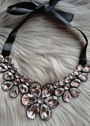 Collana collier con fiori pietre luccicanti e nastro nero, état: Très bon état, 4,90 €, 5,85 € Protection acheteurs incluse