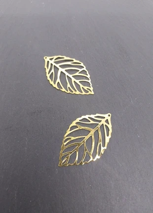 Breloques pendentifs filigrane métal doré – feuilles 34x20 mm – lot de 2 - DIY bijoux, état: Très bon état, 1,00 €, 1,75 € Protection acheteurs incluse