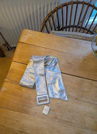 Ceinture large asymétrique argentée, merk: Fashion, staat: Heel goed, maat: 110 cm, € 2,50, € 3,33 inclusief Kopersbescherming