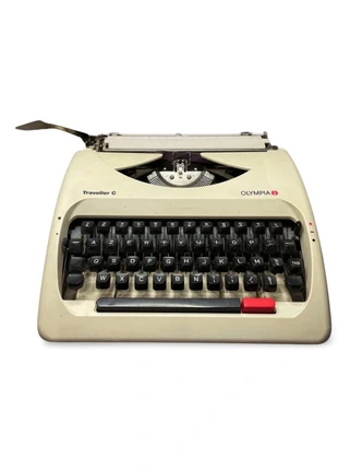 Machine à écrire vintage Olympia Traveller C avec capot rigide 90s, brand: Olympia, condition: Very good, €99.00, €104.65 includes Buyer Protection Pro