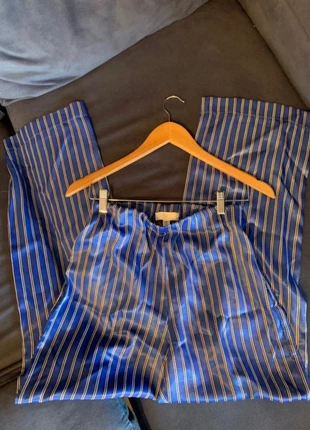 Pantalon ancho satinado azul marino talla 40, brand: H&M, condizioni: Nuovo senza cartellino, taglia: L / IT 44 / EU 40, €10.00, €11.20 include la Protezione acquisti