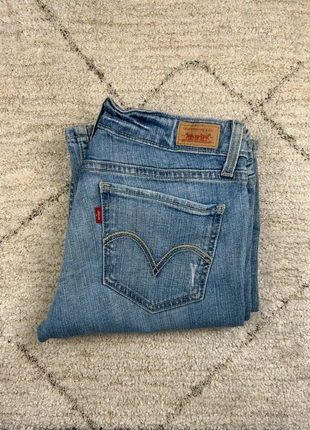 Jean Levi’s Femme Bleu Clair W27 (FR38) | Too Superlow | Très Bon État | SNVintagefr | LLP551, brand: Levi's, condition: Very good, size: M / 38 / 10, €20.00, €21.70 includes Buyer Protection Pro