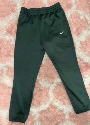 Pantalon d’hiver Nike 14 ans, marque: Nike, état: Neuf sans étiquette, taille: 14 ans / 164 cm, 30,00 €, 32,20 € Protection acheteurs incluse