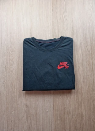 T-shirt Nike SB noir logo rouge skate streetwear taille S/M bon état, brand: Nike, condition: Good, size: M, €5.00, €5.95 includes Buyer Protection